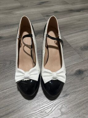 Two-Tone Bow Mary Jane Heels - White & Black